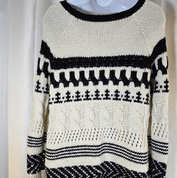 2/$20 American Eagle M Thick Sweater - Picture 7 of 10